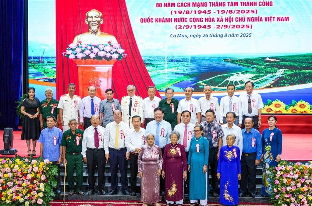 Các đồng chí Thường trực Tỉnh ủy chụp ảnh lưu niệm cùng đại biểu tham dự buổi lễ. Ảnh: Trọng Linh. Các đồng chí Thường trực Tỉnh ủy chụp ảnh lưu niệm cùng đại biểu tham dự buổi lễ. Ảnh: Trọng Linh.