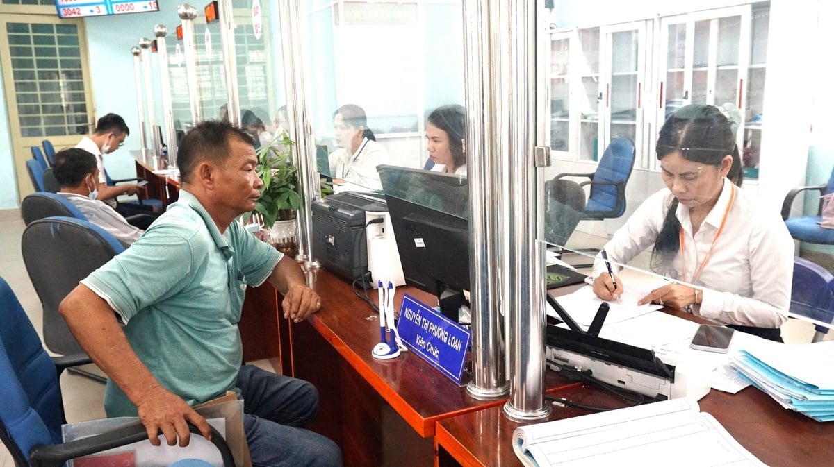 Khối lượng thủ tục hành chính một số lĩnh vực cấp xã, phường tiếp nhận nhiều, có thời điểm quá tải. Ảnh: Trần Trung. Khối lượng thủ tục hành chính một số lĩnh vực cấp xã, phường tiếp nhận nhiều, có thời điểm quá tải. Ảnh: Trần Trung.