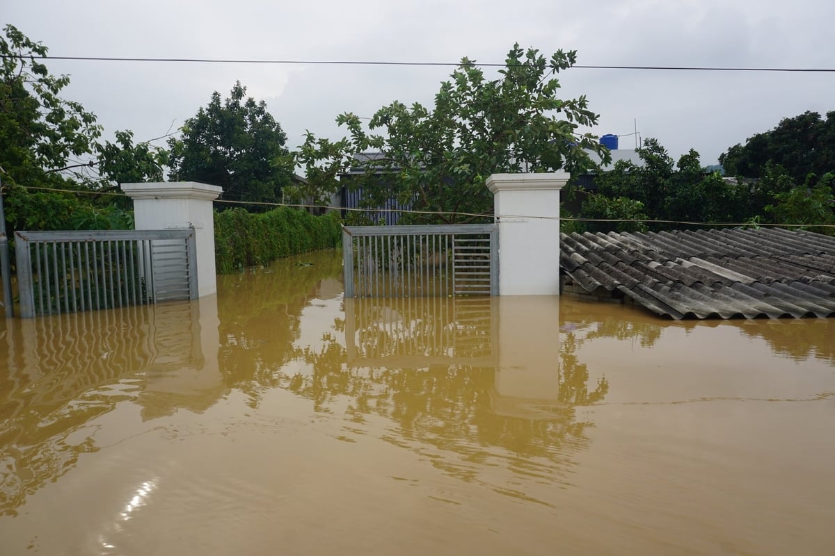 Cổng của một hộ dân tại thôn Cầu bị ngập sâu trong nước. Cổng của một hộ dân tại thôn Cầu bị ngập sâu trong nước.