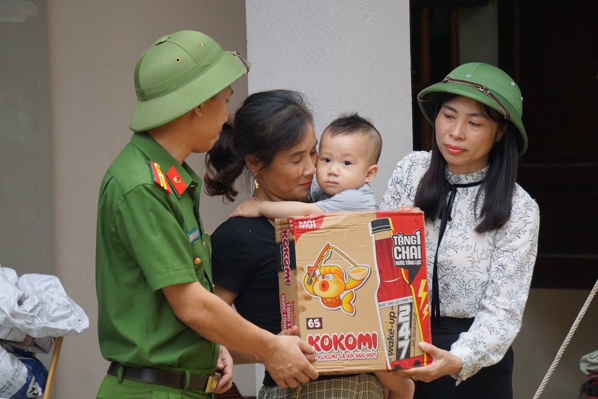 Đại diện chính quyền địa phương và Công an xã có mặt tại hộ dân để cứu trợ mỳ tôm và nước sạch. Đại diện chính quyền địa phương và Công an xã có mặt tại hộ dân để cứu trợ mỳ tôm và nước sạch.