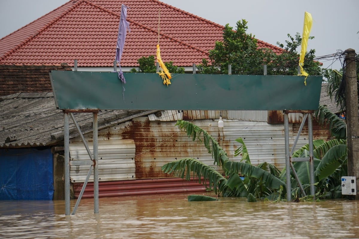 Công chào thôn Cầu ngập sâu dưới nước. Công chào thôn Cầu ngập sâu dưới nước.