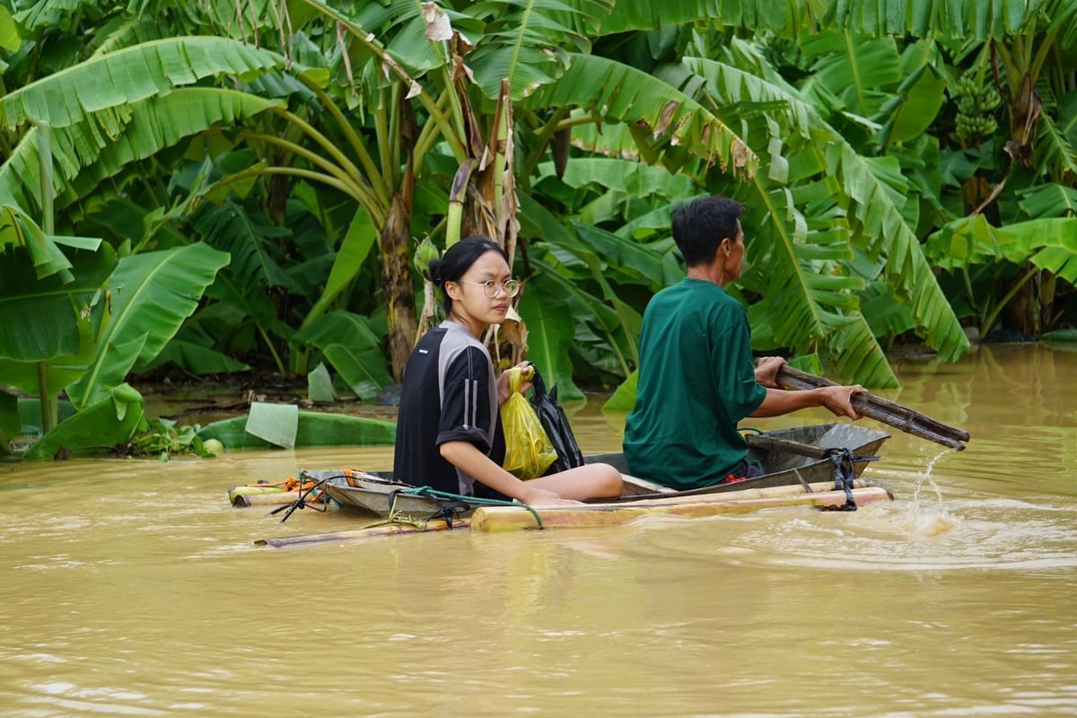 Người dân phải dùng thuyền tự chế để di chuyển. Người dân phải dùng thuyền tự chế để di chuyển.