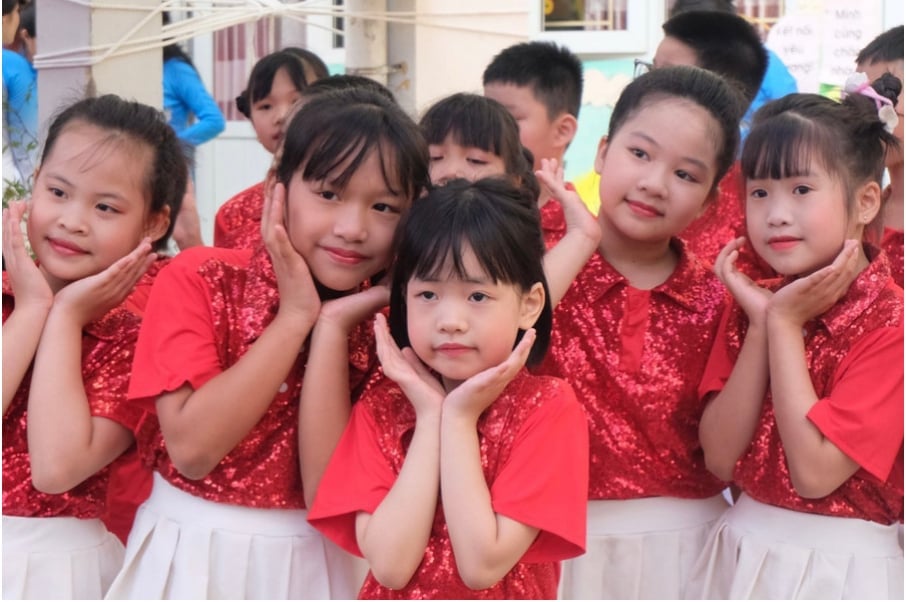 Học sinh Trường chuyên biệt Xã Đàn hát Quốc ca bằng ngôn ngữ đặc biệt trong ngày khai giảng năm học mới. Ảnh: Tú Anh. Học sinh Trường chuyên biệt Xã Đàn hát Quốc ca bằng ngôn ngữ đặc biệt trong ngày khai giảng năm học mới. Ảnh: Tú Anh.