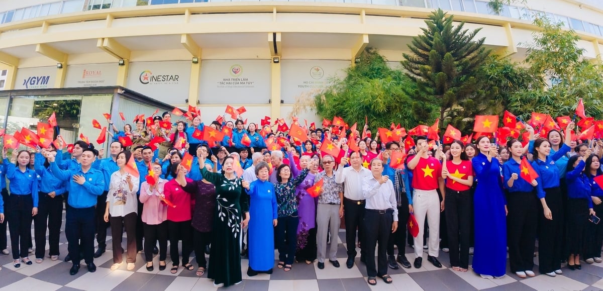 Lễ chào cờ trong chương trình 'Tôi yêu Tổ quốc tôi' do Ban Thư ký Hội Liên hiệp Thanh niên Việt Nam TPHCM tổ chức nhân dịp kỷ niệm 80 năm Cách mạng Tháng Tám thành công và Quốc khánh nước Cộng hòa Xã hội chủ nghĩa Việt Nam. Ảnh: Hồng Hải. Lễ chào cờ trong chương trình 'Tôi yêu Tổ quốc tôi' do Ban Thư ký Hội Liên hiệp Thanh niên Việt Nam TPHCM tổ chức nhân dịp kỷ niệm 80 năm Cách mạng Tháng Tám thành công và Quốc khánh nước Cộng hòa Xã hội chủ nghĩa Việt Nam. Ảnh: Hồng Hải.