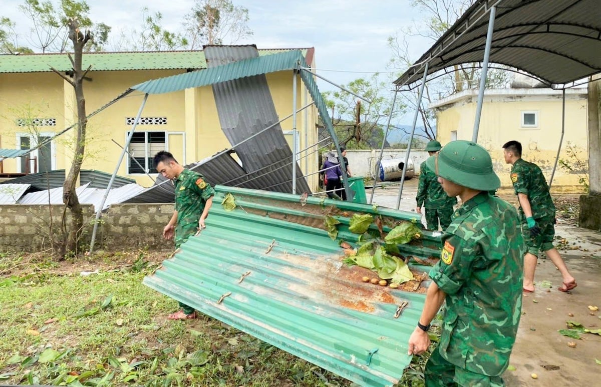 Trung tá Đoàn Đức Long, Đồn trưởng Đồn Biên phòng Lạch Kèn cho hay, nhà của nhiều chiến sỹ đơn vị cũng bị gió quật tốc mái, hư hỏng một số đồ dùng trong nhà. Tuy nhiên, các chiến sỹ đang gác lại việc gia đình để tập trung thực hiện nhiệm vụ giúp dân. Trung tá Đoàn Đức Long, Đồn trưởng Đồn Biên phòng Lạch Kèn cho hay, nhà của nhiều chiến sỹ đơn vị cũng bị gió quật tốc mái, hư hỏng một số đồ dùng trong nhà. Tuy nhiên, các chiến sỹ đang gác lại việc gia đình để tập trung thực hiện nhiệm vụ giúp dân.