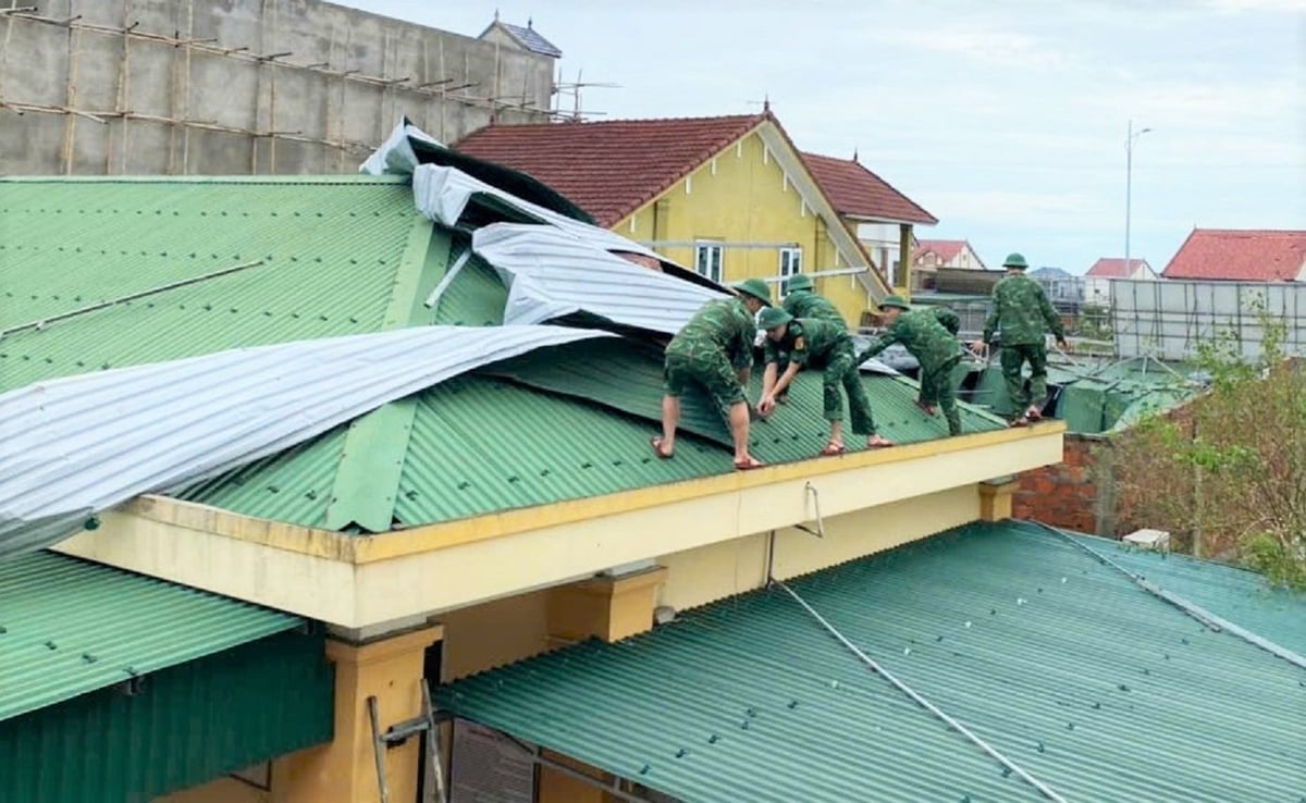 3 - 4 ngày nay, trước và sau cơn bão số 5, từ trên nóc nhà xuống các tuyến đường, đồng ruộng ở tỉnh Hà Tĩnh, đâu đâu cũng có sự hiện hữu, hỗ trợ, giúp đỡ Nhân dân hết mình của các lực lượng vũ trang: Bộ chỉ huy quân sự, Bộ đội Biên phòng, Công an… 3 - 4 ngày nay, trước và sau cơn bão số 5, từ trên nóc nhà xuống các tuyến đường, đồng ruộng ở tỉnh Hà Tĩnh, đâu đâu cũng có sự hiện hữu, hỗ trợ, giúp đỡ Nhân dân hết mình của các lực lượng vũ trang: Bộ chỉ huy quân sự, Bộ đội Biên phòng, Công an…