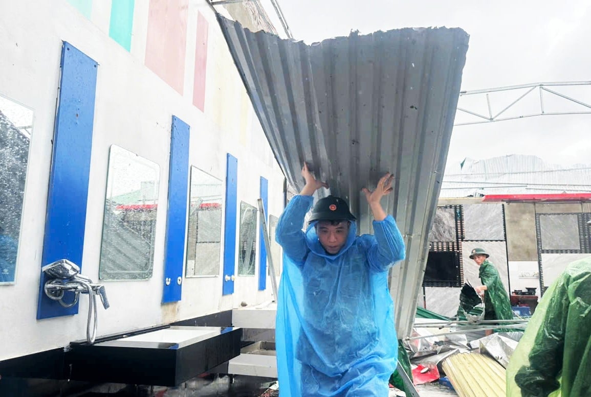 'Chúng tôi quán triệt tinh thần phải cái chung trước cái riêng sau. Khi chính quyền cần, nhân dân cần phải ưu tiên trên hết, luôn luôn sẵn sàng có mặt', Trung tá Long nói. 'Chúng tôi quán triệt tinh thần phải cái chung trước cái riêng sau. Khi chính quyền cần, nhân dân cần phải ưu tiên trên hết, luôn luôn sẵn sàng có mặt', Trung tá Long nói.