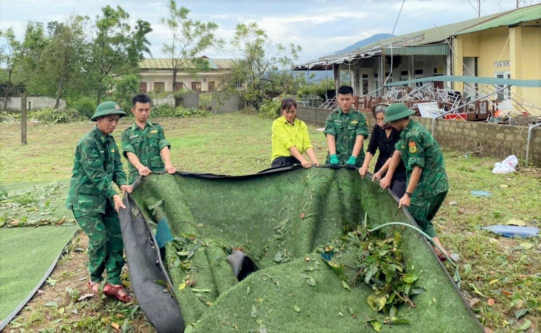 Ngôi nhà của gia đình Thiếu tá Trần Văn Mạnh, Chính trị viên phó Đồn BP Lạch Kèn nằm ở khu vực tâm bão xã Cổ Đạm nên bị gió tốc hất tung 15 m² ngói, 10 m² rạp tôn, tivi bị nước vào làm hư hỏng nhưng khi chúng tôi ngỏ lời muốn thông tin về thiệt hại của gia đình Thiếu tá Tài từ chối ngay. Anh vẫn đang cùng đồng đội giúp các trường học phát dọn cây cối để sớm đón học sinh trở lại trường, còn ngôi nhà của mình đành cậy nhờ bố mẹ ở nhà thuê người đến sửa chữa. Ngôi nhà của gia đình Thiếu tá Trần Văn Mạnh, Chính trị viên phó Đồn BP Lạch Kèn nằm ở khu vực tâm bão xã Cổ Đạm nên bị gió tốc hất tung 15 m² ngói, 10 m² rạp tôn, tivi bị nước vào làm hư hỏng nhưng khi chúng tôi ngỏ lời muốn thông tin về thiệt hại của gia đình Thiếu tá Tài từ chối ngay. Anh vẫn đang cùng đồng đội giúp các trường học phát dọn cây cối để sớm đón học sinh trở lại trường, còn ngôi nhà của mình đành cậy nhờ bố mẹ ở nhà thuê người đến sửa chữa.