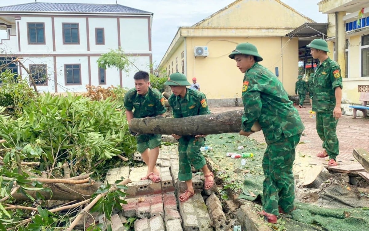 Sáng 27/8, Bộ đội Biên phòng tỉnh huy động 100 chiến sỹ phối hợp cùng 30 chiến sỹ Đồn Biên phòng Lạch Kèn tập trung ưu tiên phát dọn cây cối, lợp lại mái tôn tại các trường học, nhà dân thuộc diện neo đơn, hộ khó khăn trên địa bàn các xã Cổ Đạm, Đan Hải – vùng được xác định tâm bão đi qua, thiệt hại nặng nề nhất Hà Tĩnh. Sáng 27/8, Bộ đội Biên phòng tỉnh huy động 100 chiến sỹ phối hợp cùng 30 chiến sỹ Đồn Biên phòng Lạch Kèn tập trung ưu tiên phát dọn cây cối, lợp lại mái tôn tại các trường học, nhà dân thuộc diện neo đơn, hộ khó khăn trên địa bàn các xã Cổ Đạm, Đan Hải – vùng được xác định tâm bão đi qua, thiệt hại nặng nề nhất Hà Tĩnh.