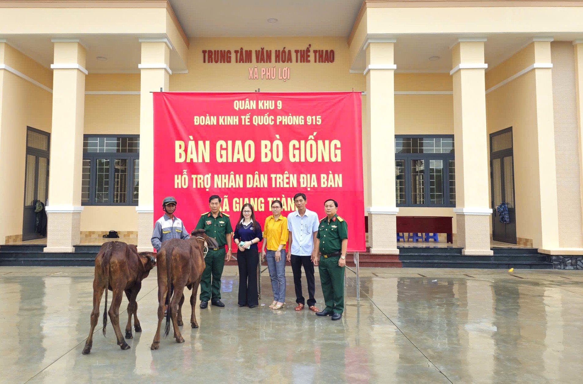 Đoàn Kinh tế Quốc phòng 915 hỗ trợ 100 con bò giống cho 50 hộ nghèo ở xã Giang Thành, giúp phát triển chăn nuôi, tạo thu nhập để vươn lên thoát nghèo. Ảnh: Trung Chánh. Đoàn Kinh tế Quốc phòng 915 hỗ trợ 100 con bò giống cho 50 hộ nghèo ở xã Giang Thành, giúp phát triển chăn nuôi, tạo thu nhập để vươn lên thoát nghèo. Ảnh: Trung Chánh.