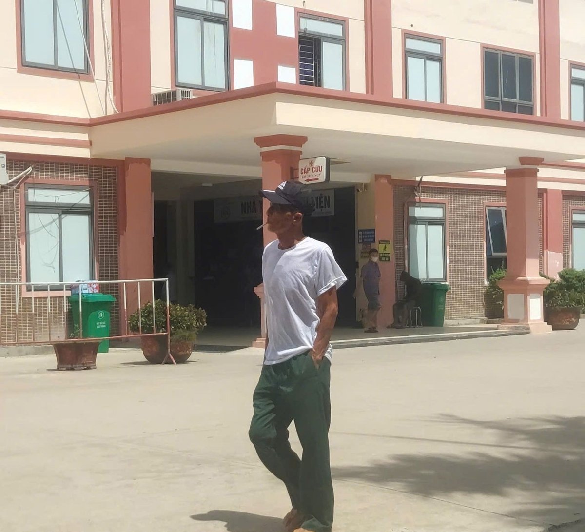 Những khu vực cấm như Bệnh viện hoặc những nơi công cộng khác hình ảnh vô tư hút thuốc lá vẫn dễ bắt gặp. Ảnh: Đình Tiệp. Những khu vực cấm như Bệnh viện hoặc những nơi công cộng khác hình ảnh vô tư hút thuốc lá vẫn dễ bắt gặp. Ảnh: Đình Tiệp.