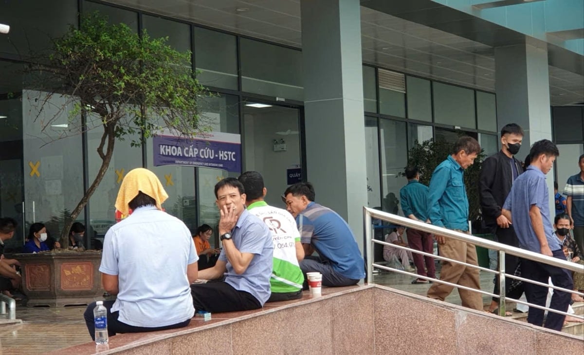 Người nhà bệnh nhân ngồi hút thuốc trước Khoa cấp cứu - Bệnh viện Ung bướu Nghệ An. Ảnh: Phạm Tuân. Người nhà bệnh nhân ngồi hút thuốc trước Khoa cấp cứu - Bệnh viện Ung bướu Nghệ An. Ảnh: Phạm Tuân.