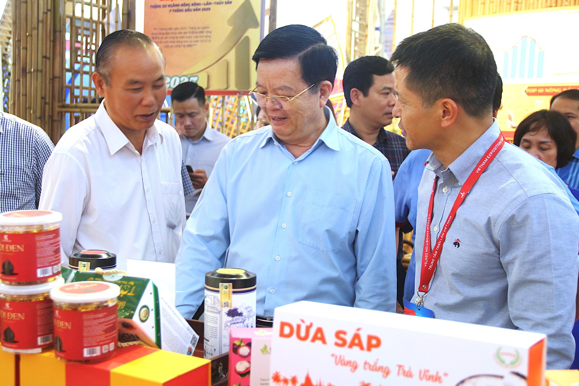 Phó Thủ tướng Mai Văn Chính (giữa) và Thứ trưởng Phùng Đức Tiến (trái) kiểm tra công tác hoàn thiện khu trưng bày thành tựu ngành Nông nghiệp và Môi trường. Ảnh: Phạm Hiếu.