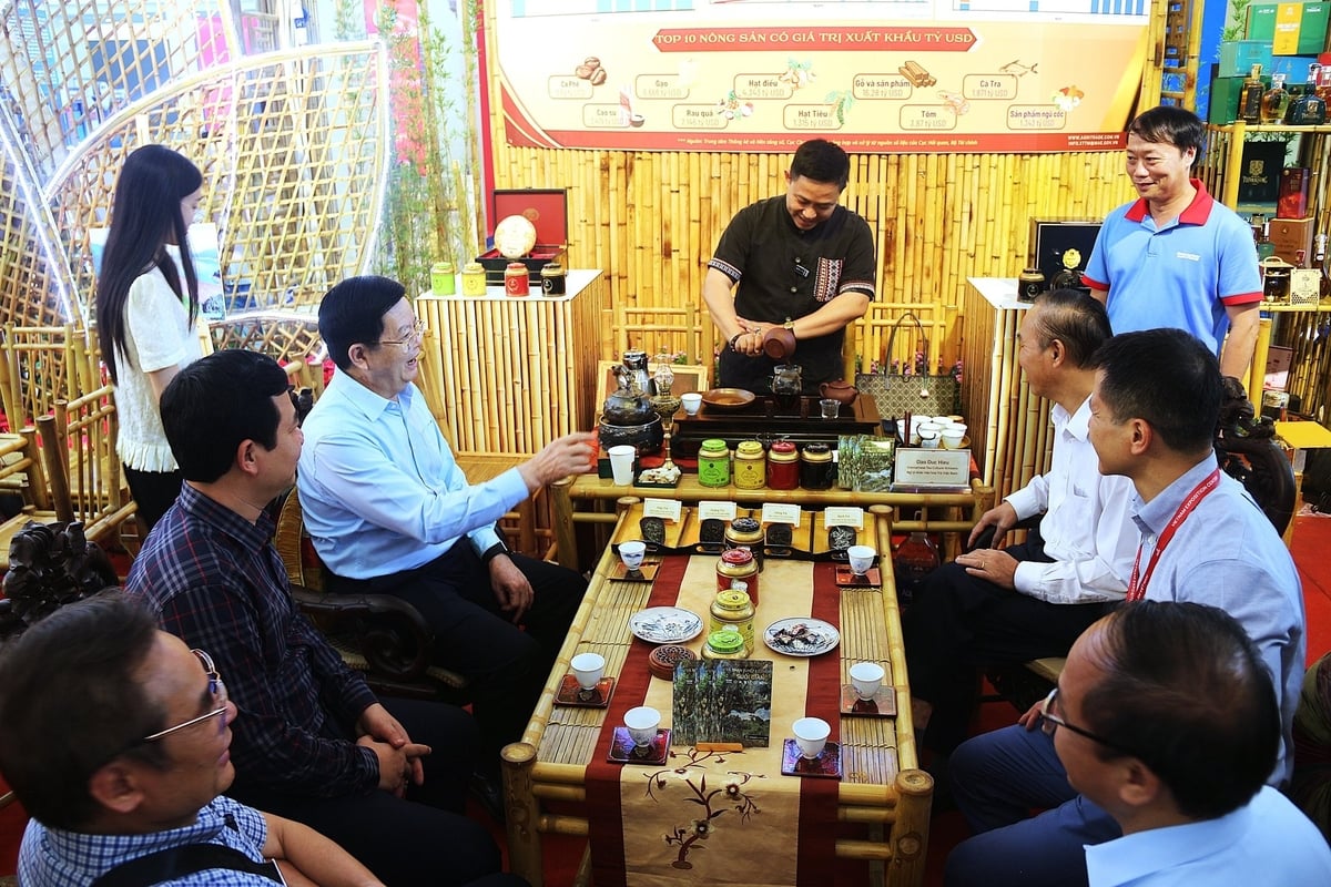 Phó Thủ tướng Mai Văn Chính, Thứ trưởng Phùng Đức Tiến và các đại biểu trải nghiệm không gian văn hóa trà tại Triển lãm. Ảnh: Phạm Hiếu.