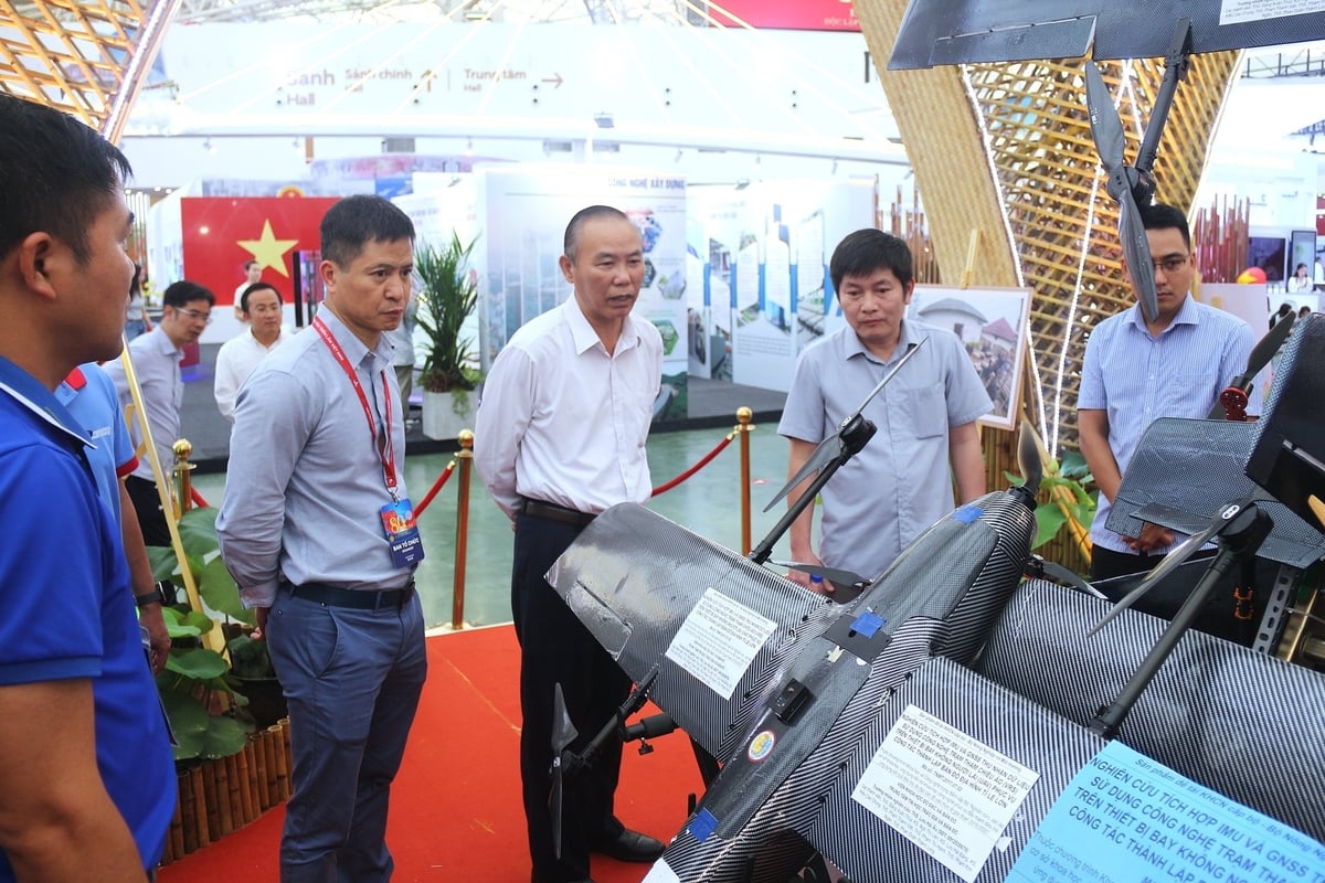 Thứ trưởng Phùng Đức Tiến kiểm tra công tác hoàn thiện khu trưng bày thành tựu ngành Nông nghiệp và Môi trường. Ảnh: Phạm Hiếu.