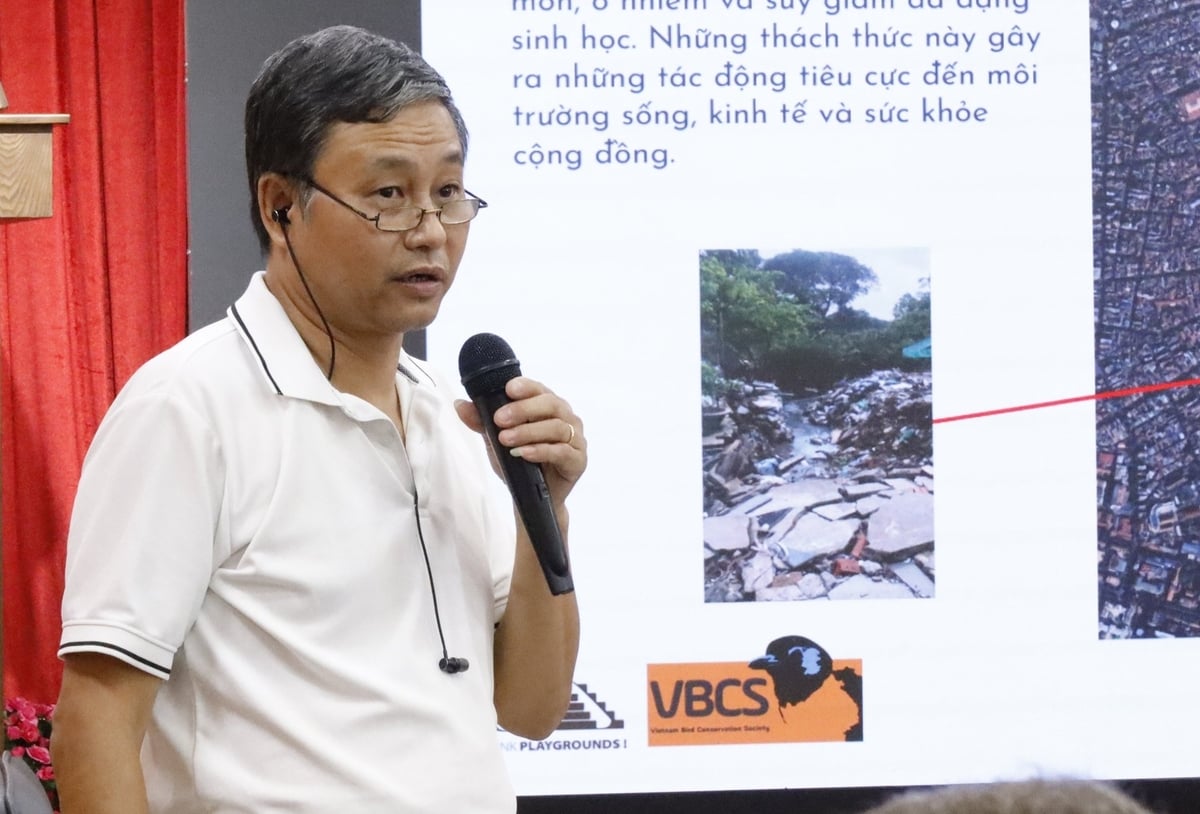ThS. Nguyễn Hoàng Hào, nhà nghiên cứu sinh học, Viện Điều tra Quy hoạch rừng cho biết, khu vực bờ vở sông Hồng vốn là nơi cư trú của nhiều loài động vật, trong đó có cả động vật quý hiếm. Ảnh: Hoàng Hiền. ThS. Nguyễn Hoàng Hào, nhà nghiên cứu sinh học, Viện Điều tra Quy hoạch rừng cho biết, khu vực bờ vở sông Hồng vốn là nơi cư trú của nhiều loài động vật, trong đó có cả động vật quý hiếm. Ảnh: Hoàng Hiền.