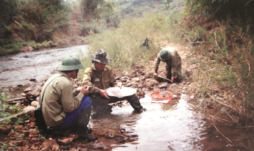 Các nhà địa chất thuộc Liên Đoàn Địa chất xạ - hiếm (Cục Địa chất và Khoáng sản Việt Nam) khảo sát thực địa tại huyện Nam Giang, tỉnh Quảng Nam vào năm 1994. Ảnh: Phú Quang. Các nhà địa chất thuộc Liên Đoàn Địa chất xạ - hiếm (Cục Địa chất và Khoáng sản Việt Nam) khảo sát thực địa tại huyện Nam Giang, tỉnh Quảng Nam vào năm 1994. Ảnh: Phú Quang.