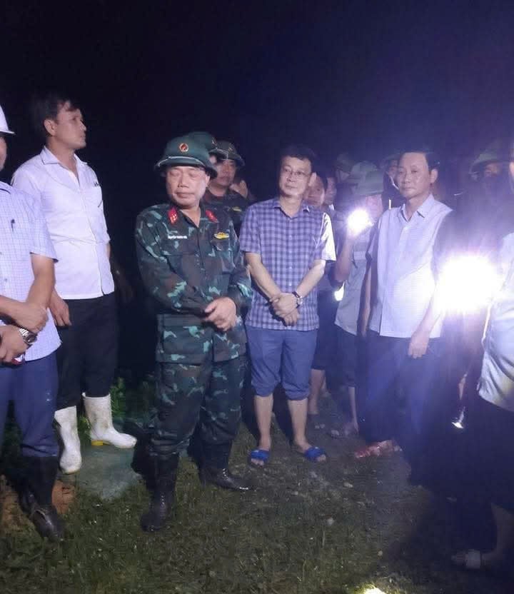 Ông Đỗ Minh Tuấn cùng đoàn công tác đã tới hiện trường vỡ đê ở xã Tống Sơn. Ảnh: UBND xã Tống Sơn. Ông Đỗ Minh Tuấn cùng đoàn công tác đã tới hiện trường vỡ đê ở xã Tống Sơn. Ảnh: UBND xã Tống Sơn.