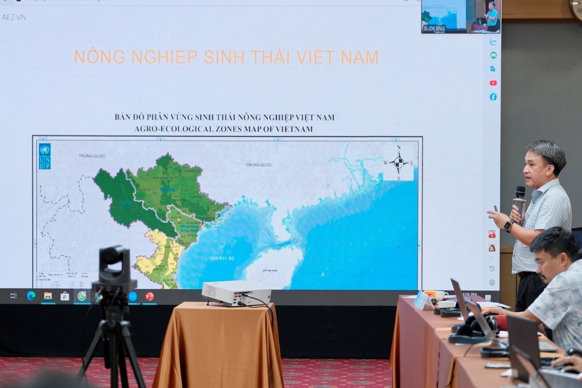 Phó Viện trưởng NIAPP Bùi Hải Nam chia sẻ về kết quả nghiên cứu rà soát các dự án nông nghiệp sinh thái, giải pháp dựa vào tự nhiên ở Việt Nam. Ảnh: Quỳnh Chi. Phó Viện trưởng NIAPP Bùi Hải Nam chia sẻ về kết quả nghiên cứu rà soát các dự án nông nghiệp sinh thái, giải pháp dựa vào tự nhiên ở Việt Nam. Ảnh: Quỳnh Chi.