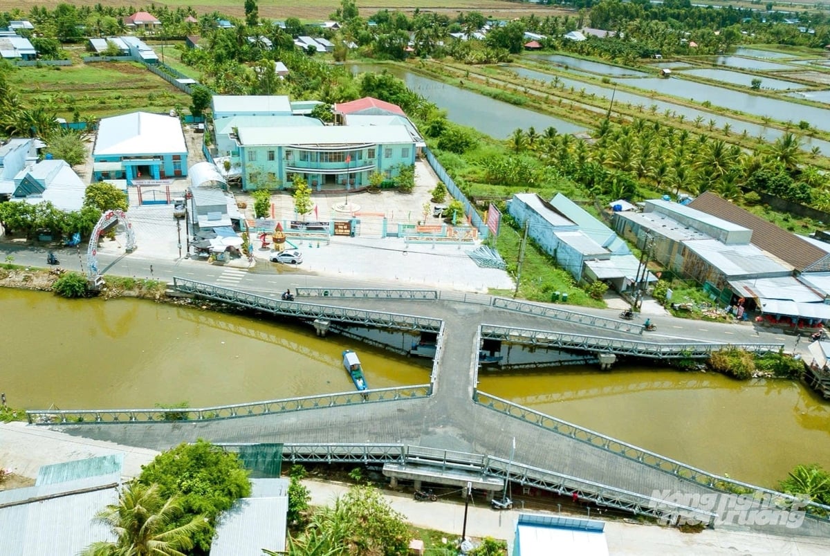 Huy động nguồn lực đầu tư hạ tầng đồng bộ, nhất là giao thông, thủy lợi là một trong những khâu đột phá, tạo điều kiện để Vĩnh Bình hiện thực hóa mục tiêu trở thành miền quê hương đáng sống. Ảnh: Trung Chánh. Huy động nguồn lực đầu tư hạ tầng đồng bộ, nhất là giao thông, thủy lợi là một trong những khâu đột phá, tạo điều kiện để Vĩnh Bình hiện thực hóa mục tiêu trở thành miền quê hương đáng sống. Ảnh: Trung Chánh.