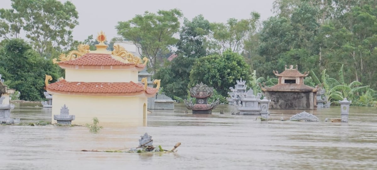 Khu vực nghĩa trang với hàng chục ngôi mộ cũng trong tình trạng ngập. Đáng chú ý, việc an táng người chết tại khu vực này gặp nhiều khó khăn do nước chưa rút. Khu vực nghĩa trang với hàng chục ngôi mộ cũng trong tình trạng ngập. Đáng chú ý, việc an táng người chết tại khu vực này gặp nhiều khó khăn do nước chưa rút.