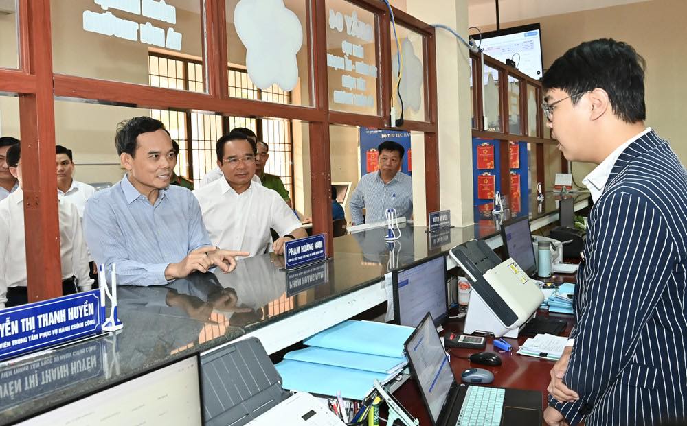 Trước buổi làm việc, Bí thư Thành ủy Trần Lưu Quang đã khảo sát Trung tâm Phục vụ hành chính công Đặc khu Côn Đảo. Ảnh: UBND đặc khu Côn Đảo. Trước buổi làm việc, Bí thư Thành ủy Trần Lưu Quang đã khảo sát Trung tâm Phục vụ hành chính công Đặc khu Côn Đảo. Ảnh: UBND đặc khu Côn Đảo.