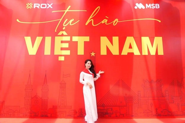 Đứng giữa khung hình với lá cờ đỏ thắm và lưu giữ một phiên bản thật đẹp, thật tự hào của chính mình. Đứng giữa khung hình với lá cờ đỏ thắm và lưu giữ một phiên bản thật đẹp, thật tự hào của chính mình.