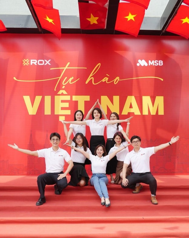 'Bức tường yêu nước' vừa là điểm hẹn check-in mới hấp dẫn vừa là nơi gắn kết con người trong một không gian chan chứa tình yêu dành cho Tổ quốc. 'Bức tường yêu nước' vừa là điểm hẹn check-in mới hấp dẫn vừa là nơi gắn kết con người trong một không gian chan chứa tình yêu dành cho Tổ quốc.
