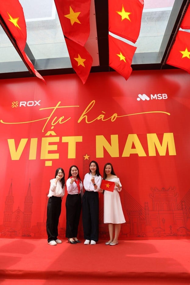 Với vị trí thuận lợi trên đường Nguyễn Chí Thanh, ROX Tower trở thành điểm dừng chân tự nhiên cho những ai di chuyển tới khu vực Liễu Giai - Kim Mã xem sơ luyện, tổng duyệt có thể dừng chân, lưu lại những khoảnh khắc đáng nhớ. Với vị trí thuận lợi trên đường Nguyễn Chí Thanh, ROX Tower trở thành điểm dừng chân tự nhiên cho những ai di chuyển tới khu vực Liễu Giai - Kim Mã xem sơ luyện, tổng duyệt có thể dừng chân, lưu lại những khoảnh khắc đáng nhớ.