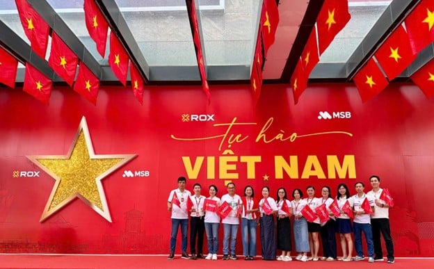 Tọa độ check-in này cũng là nơi lý tưởng để nhân viên văn phòng, công ty lưu giữ kỷ niệm, hòa mình vào không khí ngày Quốc khánh đang tới rất gần. Tọa độ check-in này cũng là nơi lý tưởng để nhân viên văn phòng, công ty lưu giữ kỷ niệm, hòa mình vào không khí ngày Quốc khánh đang tới rất gần.