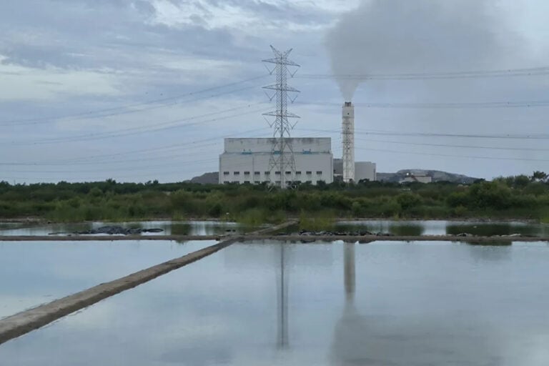Cột khói bốc lên từ ống khói của nhà máy chuyển đổi rác thành năng lượng Benowo ở Surabaya, Indonesia. Ảnh: Walhi East Java. Cột khói bốc lên từ ống khói của nhà máy chuyển đổi rác thành năng lượng Benowo ở Surabaya, Indonesia. Ảnh: Walhi East Java.