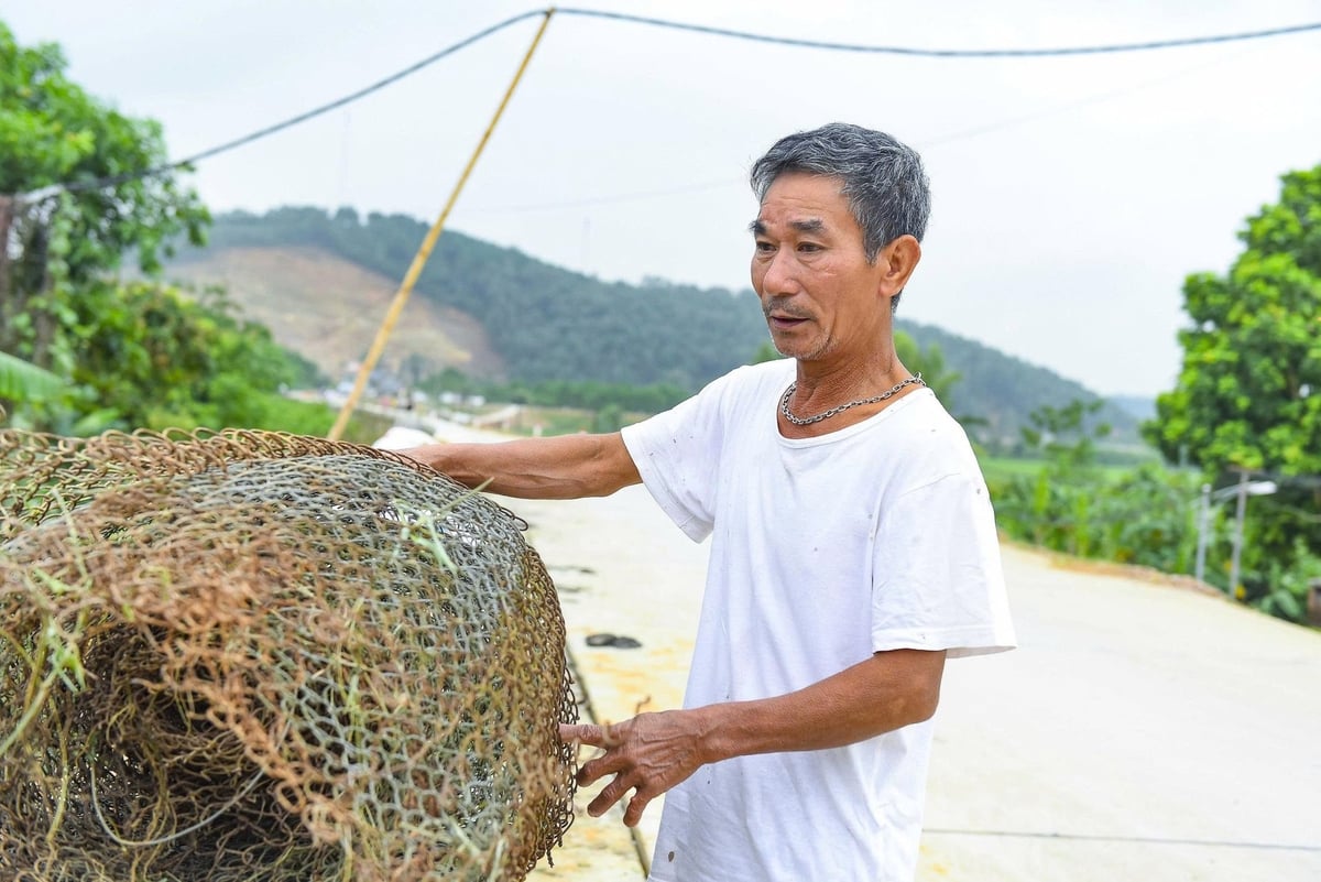 Ông Sơn buồn bã khi nhiều tài sản của gia đình bị ngập trong nước lũ. Ảnh: Thanh Tâm. Ông Sơn buồn bã khi nhiều tài sản của gia đình bị ngập trong nước lũ. Ảnh: Thanh Tâm.