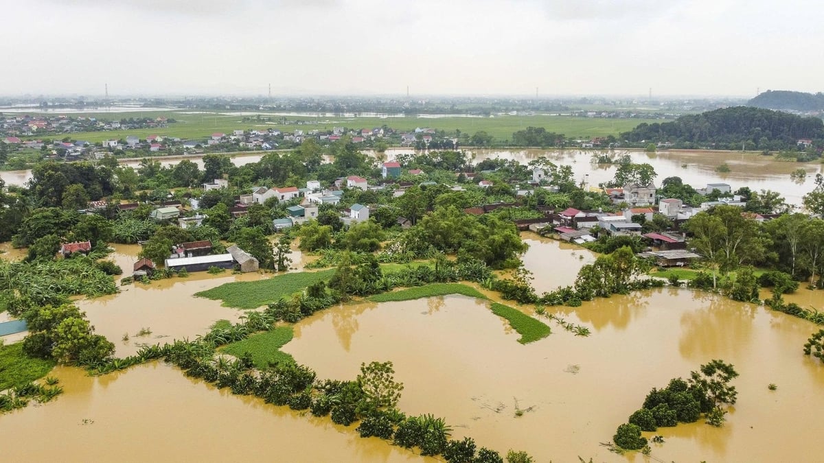 Hàng trăm nhà dân ở xã Hà Trung vẫn chìm trong biển nước. Ảnh: Thanh Tâm. Hàng trăm nhà dân ở xã Hà Trung vẫn chìm trong biển nước. Ảnh: Thanh Tâm.