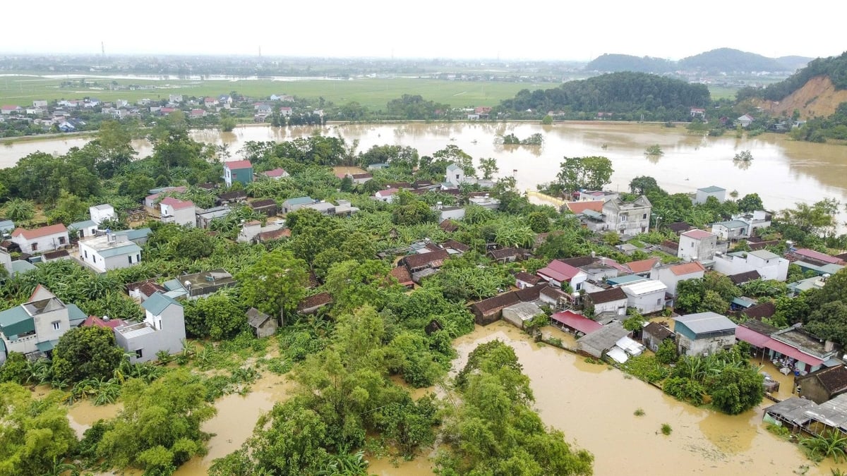 Hàng trăm nhà dân ở xã Hà Trung vẫn chìm trong biển nước. Ảnh: Thanh Tâm. Hàng trăm nhà dân ở xã Hà Trung vẫn chìm trong biển nước. Ảnh: Thanh Tâm.