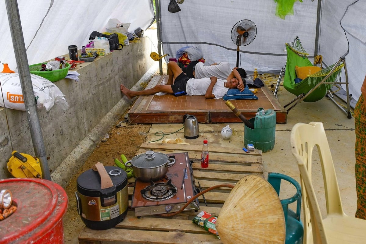 Người dân mệt nhoài sau một đêm chạy lũ. Ảnh: Thanh Tâm. Người dân mệt nhoài sau một đêm chạy lũ. Ảnh: Thanh Tâm.