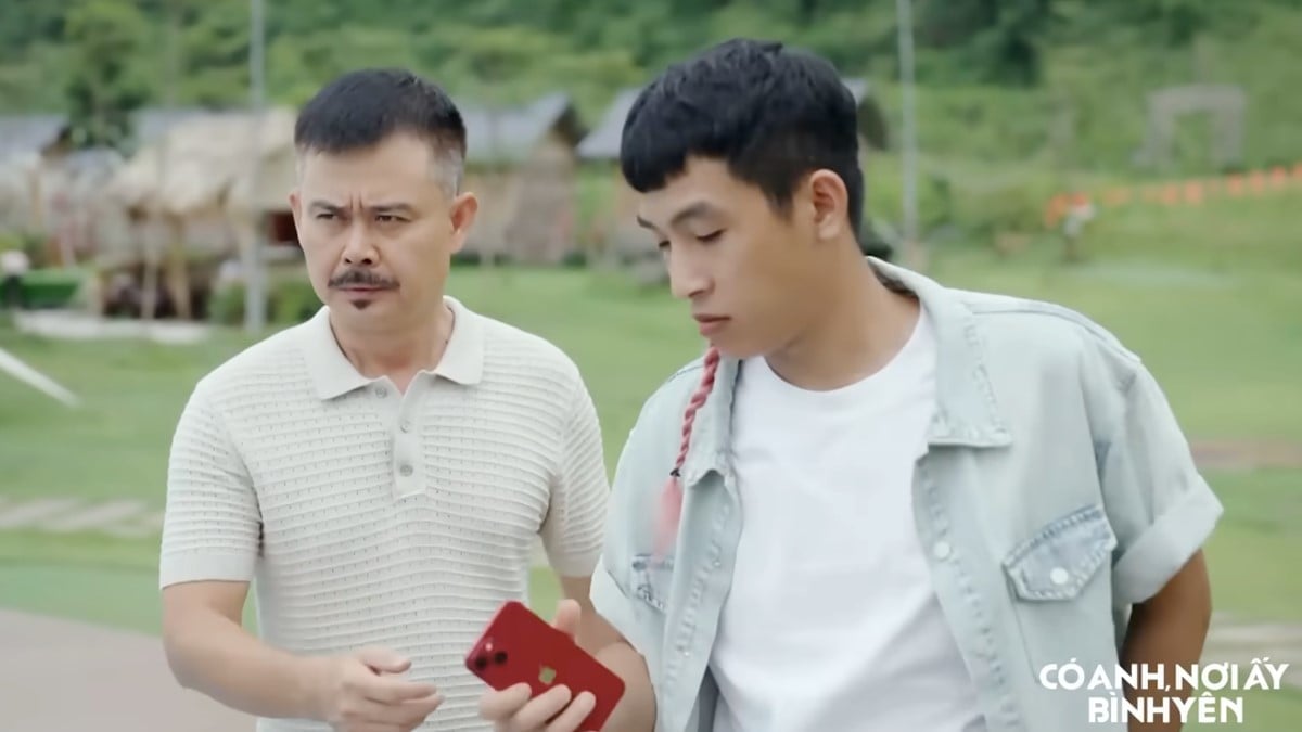 Bằng âm thầm điều tra trại lợn trong xã. Ảnh CMH Bằng âm thầm điều tra trại lợn trong xã. Ảnh CMH