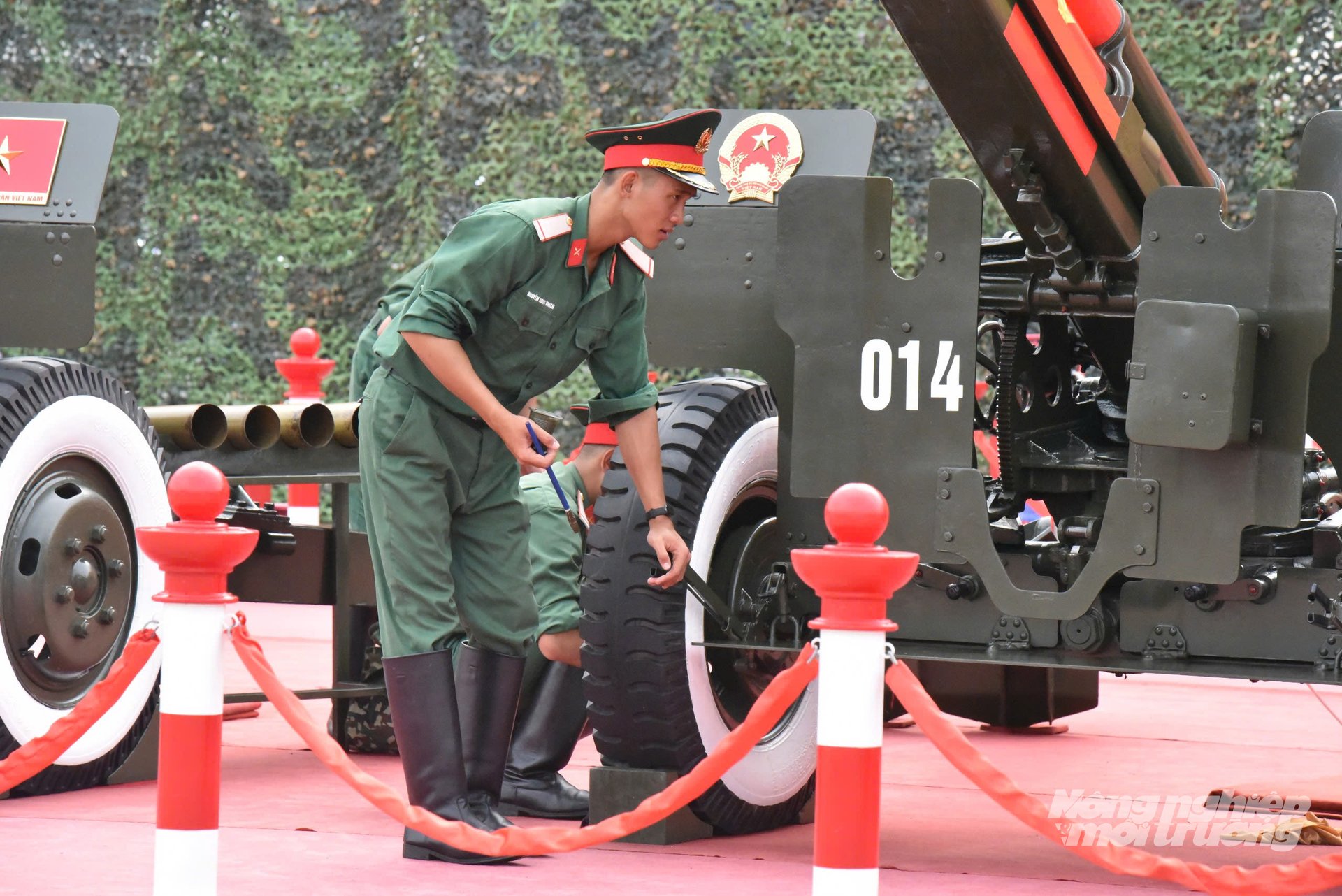 Các chiễn sĩ đang kiểm tra lại các khẩu pháo lễ. Ảnh: Tú Thành. Các chiễn sĩ đang kiểm tra lại các khẩu pháo lễ. Ảnh: Tú Thành.