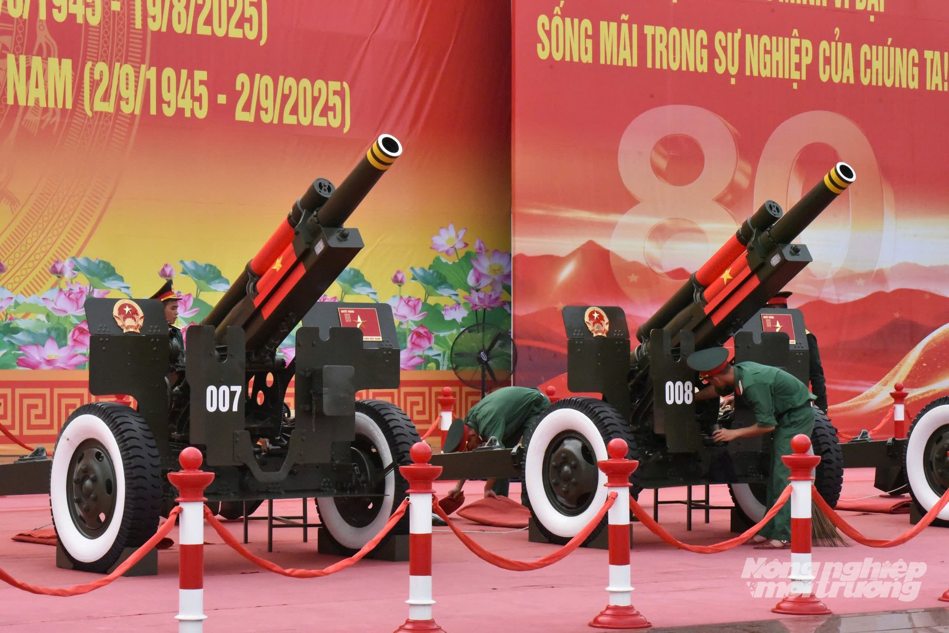Lực lượng pháo binh làm nhiệm vụ tại khu vực sân vận động Mỹ Đình, chuẩn bị cho lễ sơ duyệt cấp Nhà nước kỷ niệm 80 năm Cách mạng Tháng Tám và Quốc khánh 2/9. Ảnh: Tú Thành. Lực lượng pháo binh làm nhiệm vụ tại khu vực sân vận động Mỹ Đình, chuẩn bị cho lễ sơ duyệt cấp Nhà nước kỷ niệm 80 năm Cách mạng Tháng Tám và Quốc khánh 2/9. Ảnh: Tú Thành.