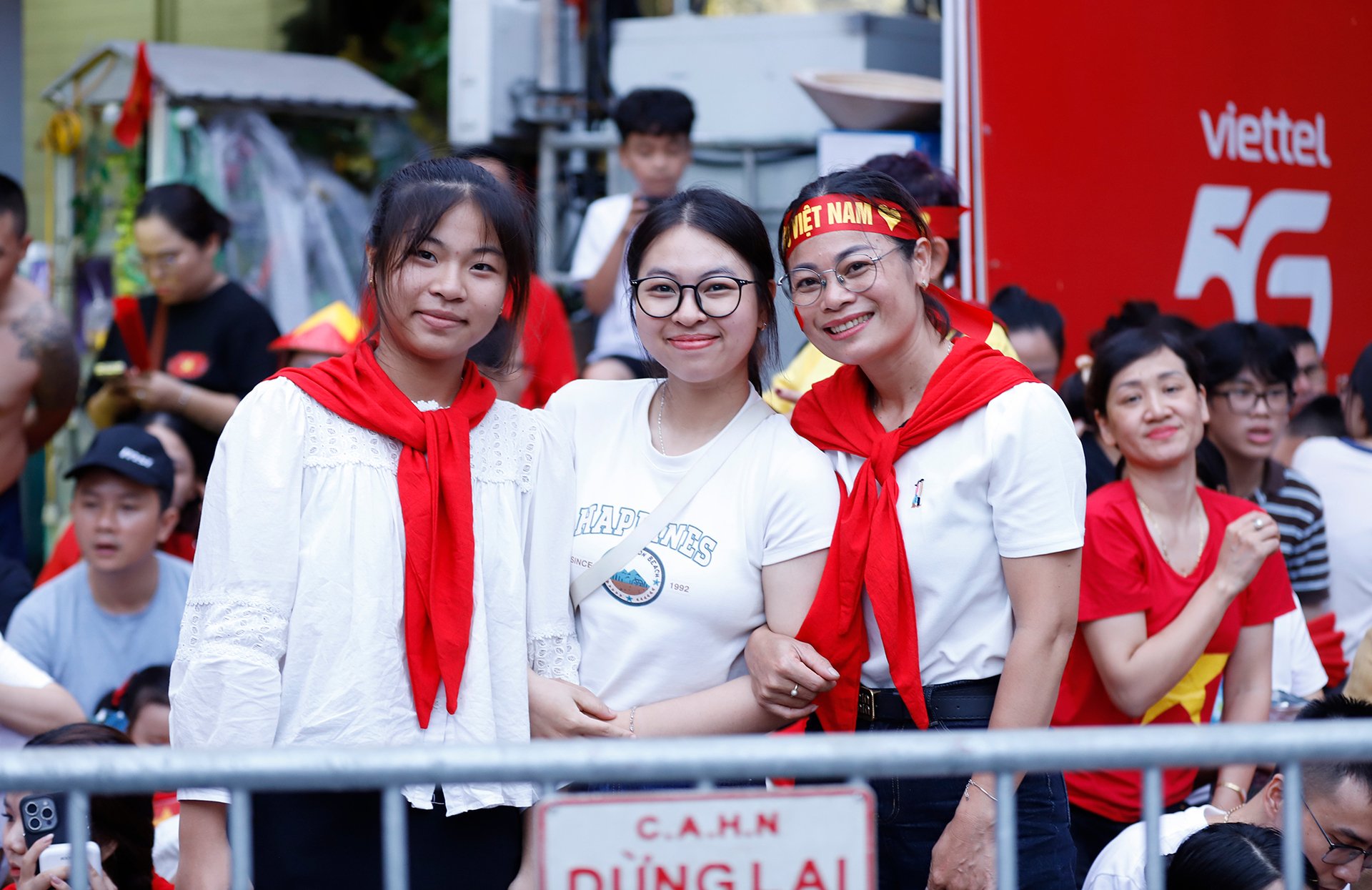 Người dân cổ vũ và tiếp theo sức mạnh cho khối diễu binh. Ảnh: Khương Trung. 