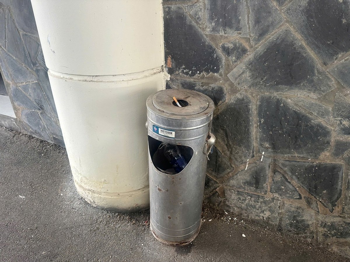 Thùng rác gạt tàn thuốc được đặt tại sảnh vào, các khu vực được hút thuốc không ảnh hưởng đến trụ sở làm việc tại trung tâm phát triển quỹ đất tỉnh Sơn La. Ảnh: Đức Bình. Thùng rác gạt tàn thuốc được đặt tại sảnh vào, các khu vực được hút thuốc không ảnh hưởng đến trụ sở làm việc tại trung tâm phát triển quỹ đất tỉnh Sơn La. Ảnh: Đức Bình.