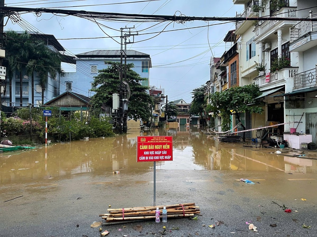 Sáng 27/8, nước tại nhiều tuyến đường trên địa bàn phường Yên Bái đã bắt đầu rút dần. Ảnh: Thanh Ngà. Sáng 27/8, nước tại nhiều tuyến đường trên địa bàn phường Yên Bái đã bắt đầu rút dần. Ảnh: Thanh Ngà.