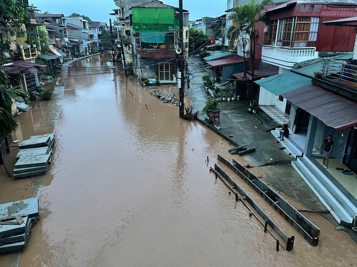 Một số tuyến đường vẫn ngập sâu trong nước ảnh hưởng tới sinh hoạt của nhân dân. Ảnh: Thanh Ngà. Một số tuyến đường vẫn ngập sâu trong nước ảnh hưởng tới sinh hoạt của nhân dân. Ảnh: Thanh Ngà.