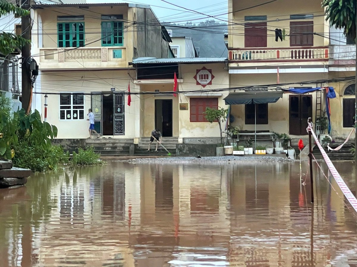 Người dân đang chờ nước rút dọn dẹp vệ sinh. Ảnh: Thanh Ngà. Người dân đang chờ nước rút dọn dẹp vệ sinh. Ảnh: Thanh Ngà.
