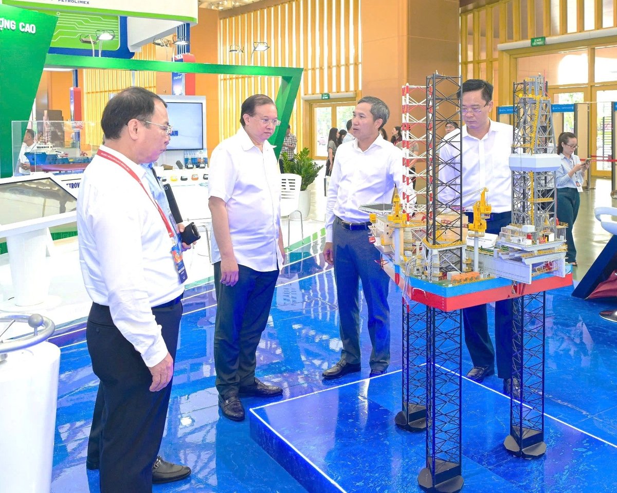 Ông Tạ Quang Đông, Thứ trưởng Bộ Văn hóa, Thể thao và Du lịch, Phó Trưởng Ban Thường trực Ban Tổ chức Triển lãm thành tựu đất nước thăm gian hàng của Tập đoàn. Ảnh: Phan Linh. Ông Tạ Quang Đông, Thứ trưởng Bộ Văn hóa, Thể thao và Du lịch, Phó Trưởng Ban Thường trực Ban Tổ chức Triển lãm thành tựu đất nước thăm gian hàng của Tập đoàn. Ảnh: Phan Linh.