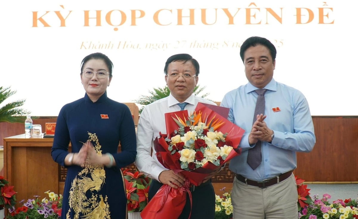 Ông Lê Huyền (giữa) được HĐND tỉnh Khánh Hòa bầu giữ chức vụ Phó Chủ tịch UBND tỉnh Khánh Hòa, nhiệm kỳ 2021 - 2026. Ảnh: HH. Ông Lê Huyền (giữa) được HĐND tỉnh Khánh Hòa bầu giữ chức vụ Phó Chủ tịch UBND tỉnh Khánh Hòa, nhiệm kỳ 2021 - 2026. Ảnh: HH.