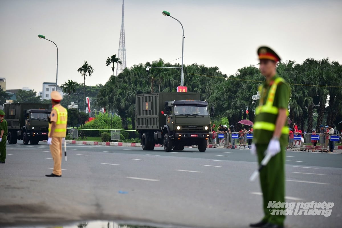 Lực lượng công an làm nhiệm vụ phân luồng giao thông, đảm bảo an ninh trật tự trong quá trình các khối quân sự di chuyển tham gia sơ duyệt cấp Nhà nước. Lực lượng công an làm nhiệm vụ phân luồng giao thông, đảm bảo an ninh trật tự trong quá trình các khối quân sự di chuyển tham gia sơ duyệt cấp Nhà nước.