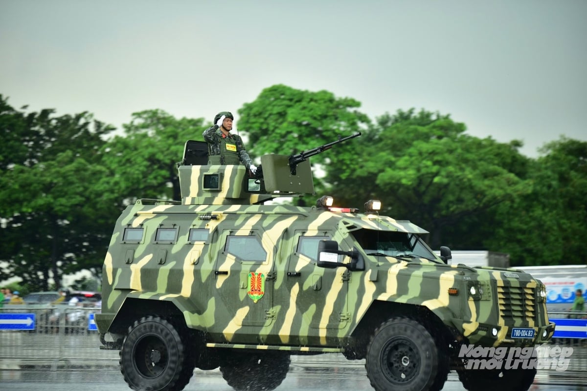 Xe thiết giáp ngụy trang cùng chiến sĩ hiên ngang di chuyển trong buổi sơ duyệt cấp Nhà nước. Xe thiết giáp ngụy trang cùng chiến sĩ hiên ngang di chuyển trong buổi sơ duyệt cấp Nhà nước.