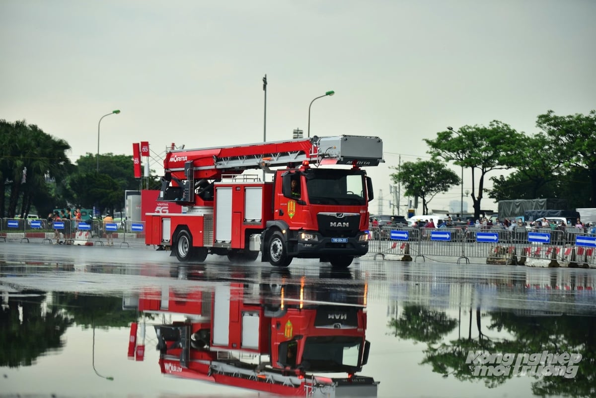 Đội hình xe chữa cháy hiện đại của lực lượng Cảnh sát Phòng cháy chữa cháy tham gia diễu hành trong buổi sơ duyệt cấp Nhà nước. Đội hình xe chữa cháy hiện đại của lực lượng Cảnh sát Phòng cháy chữa cháy tham gia diễu hành trong buổi sơ duyệt cấp Nhà nước.