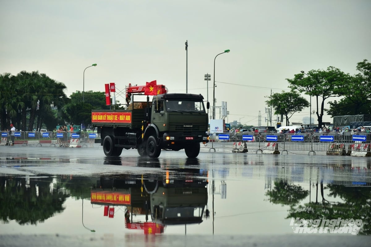 Xe quân sự mang khẩu hiệu và cờ Tổ quốc tiến vào đội hình diễu binh trong buổi sơ duyệt cấp Nhà nước. Xe quân sự mang khẩu hiệu và cờ Tổ quốc tiến vào đội hình diễu binh trong buổi sơ duyệt cấp Nhà nước.