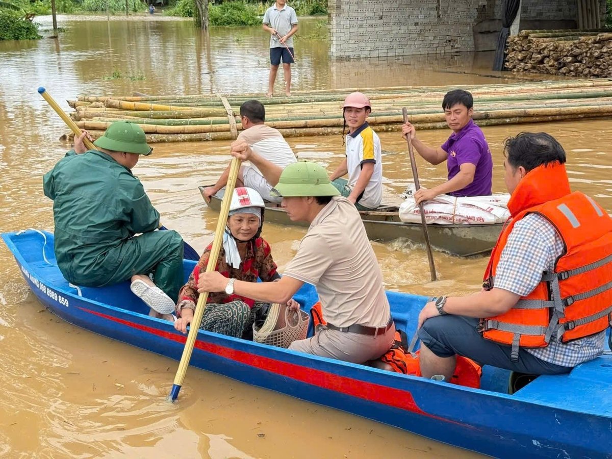 Lực lượng chức năng dùng thuyền, sơ tán người già, trẻ em đến nơi tránh trú an toàn. Lực lượng chức năng dùng thuyền, sơ tán người già, trẻ em đến nơi tránh trú an toàn.